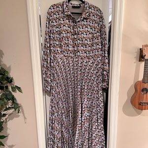 Retro design pleated maxi dress. Heavy material. Zipper on the side. Size 22